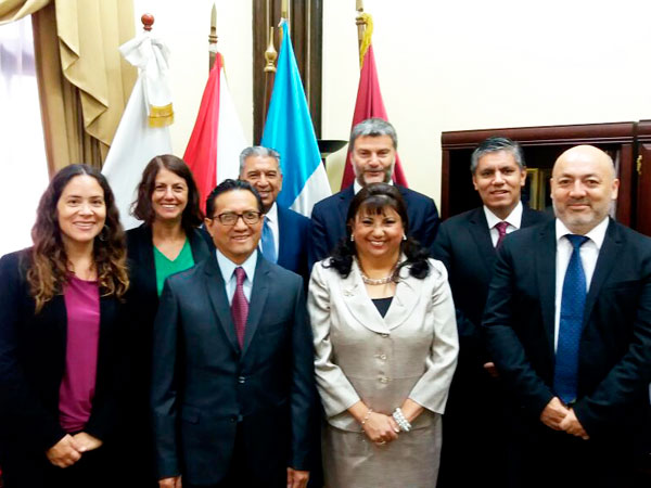 Defensor Nacional, Andr&eacute;s Mahnke, junto a autoridades del Instituto de la Defensa P&uacute;blica de Guatemala y al resto de la delegaci&oacute;n chilena.