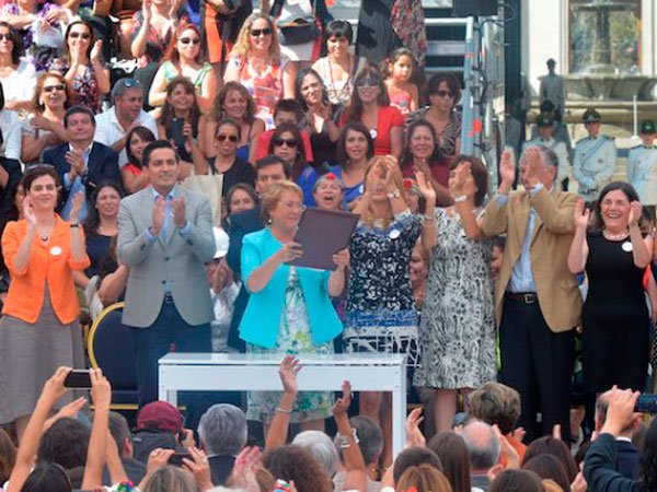 Durante la ceremonia, la Presidenta Bachelet firm&oacute; la ley que crea el Ministerio para la Mujer y la Equidad de G&eacute;nero.