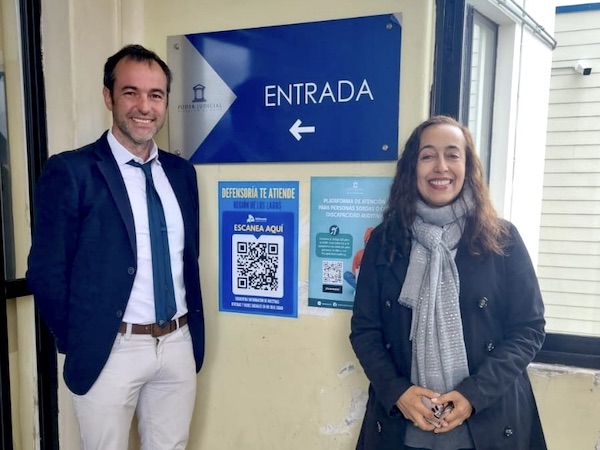 El defensor p&uacute;blico Cristi&aacute;n Rozas y Ximena Tuchie, administradora del Tribunal de Garant&iacute;a de Osorno, instalaron un afiche en la entrada del recinto.