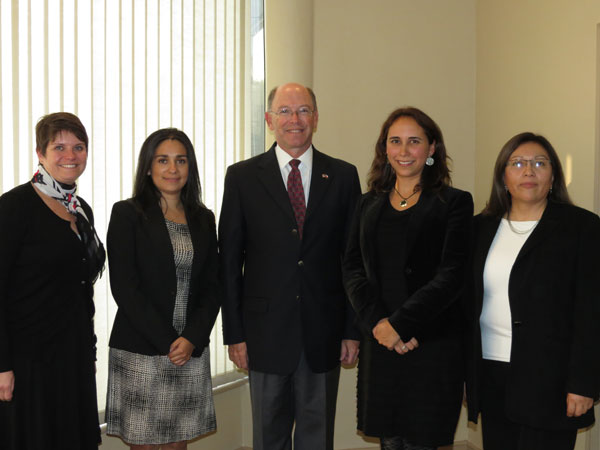 La funcionaria diplom&aacute;tica Genevieve Libonati, Sandra Haro, el embajador Wolff, la Defensora Regional B&aacute;rbara Katz y Mar&iacute;a del Rosario Salamanca.