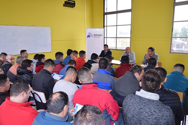 Ante medio centenar de internos condenados de Linares, el Defensor Regional del Maule presidi&oacute; un di&aacute;logo participativo.