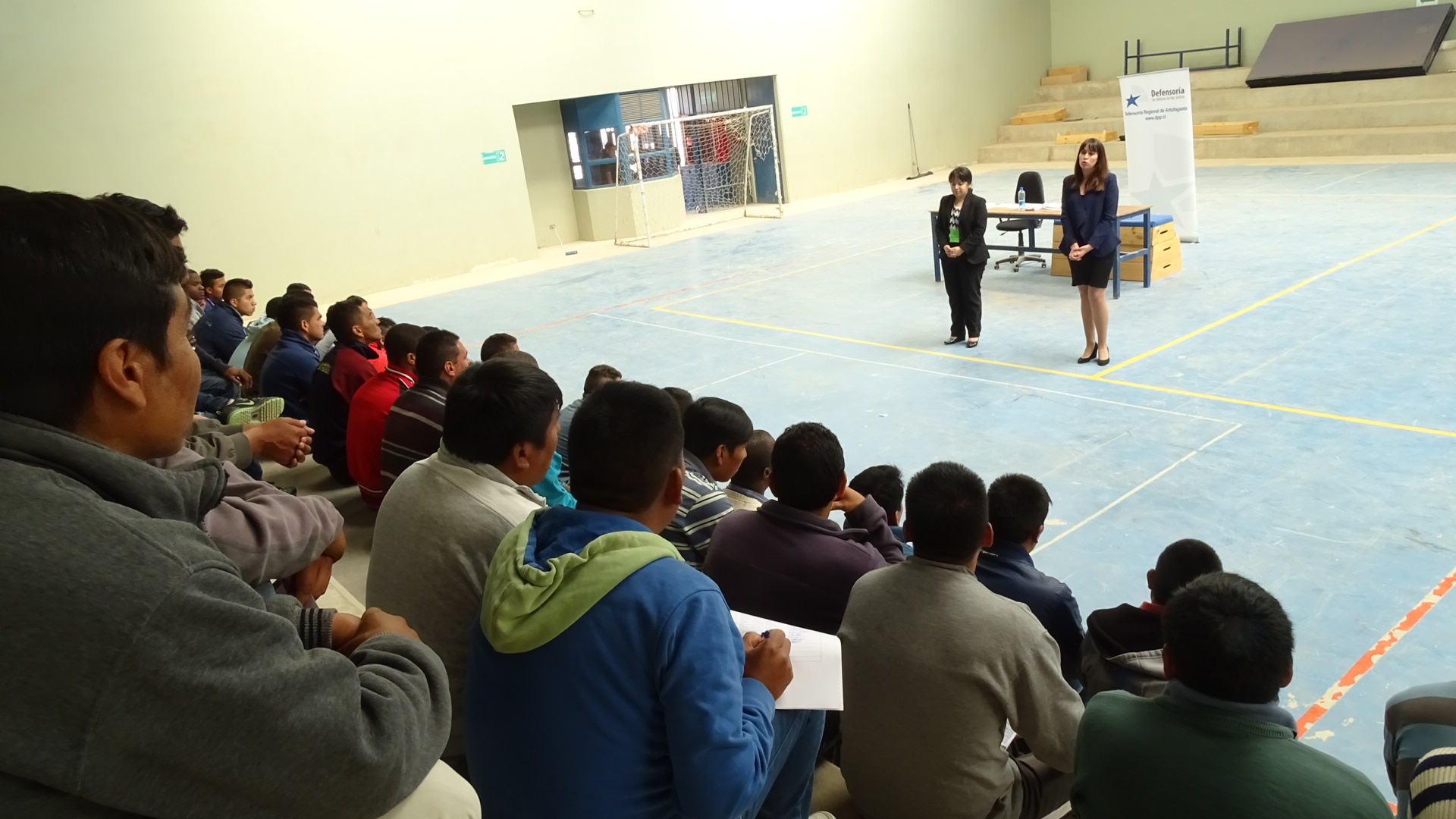 La defensora penitenciaria y la de migrantes durante la actividad de difusi&oacute;n en el CCP Antofagasta.