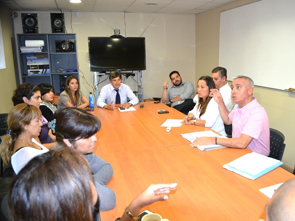 El equipo de la Defensor&iacute;a Regional de Arica y Parinacota en plena sesi&oacute;n sobre seguridad.
