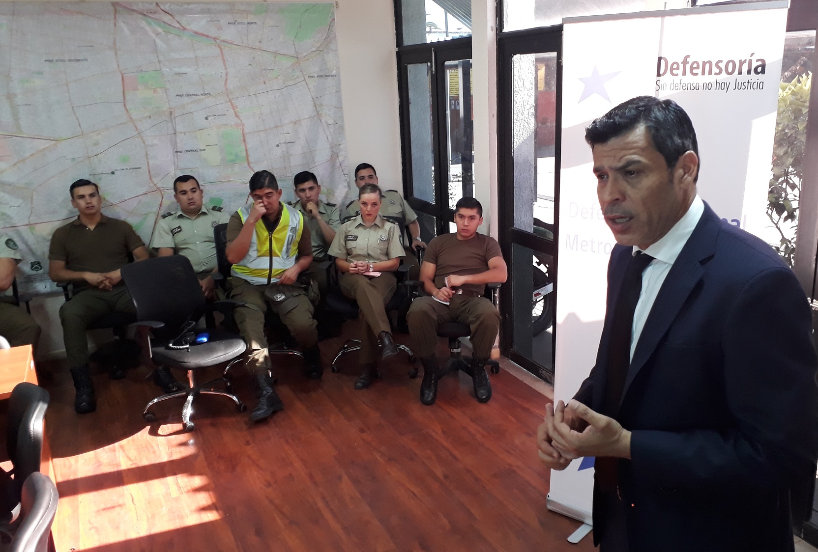 Rodrigo Barrera, defensor p&uacute;blico de la unidad de Corte de la DRMN, expuso ante oficiales y suboficiales de Carabineros.