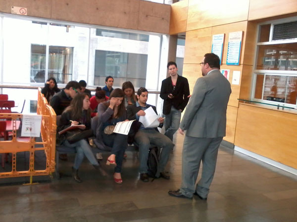 Los alumnos de tercer a&ntilde;o de periodismo de la UDLA fueron recibidos en la Defensor&iacute;a por el abogado Sebasti&aacute;n Donoso.