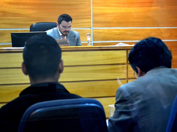Captado durante la audiencia, C.C.O. aparece junto al defensor penal p&uacute;blico Milton Torres , ambos frente al juez de garant&iacute;a Ricardo Leyton.