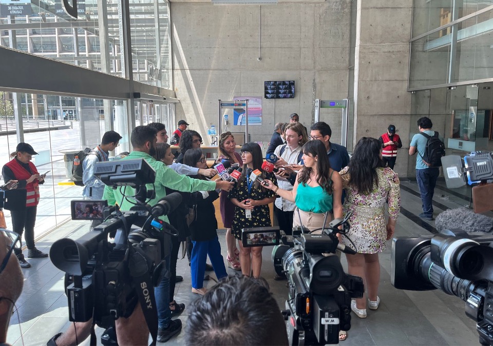 La defensora penal p&uacute;blica de la DRMN, Elisa Silva conversa con la prensa sobre la situaci&oacute;n de sus representados.