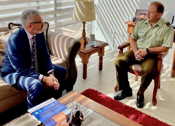 El Defensor Regional hace entrega de material de difusi&oacute;n al General de Carabineros para que sean expuestos en los recintos de Copiap&oacute;.