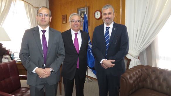 El Defensor Regional, Ra&uacute;l Palma, y el jefe de Estudios, Renato Gonz&aacute;lez, en reuni&oacute;n con el ministro Milton Juica. 