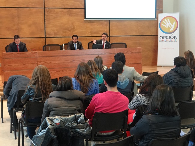El defensor Maldonado integr&oacute; la mesa panel junto al fiscal Eugenio Campos y el director regional del Sename Christian Gallardo.