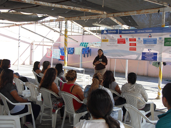 La jefa de Estudios, Victoria Marquez, durante su exposici&oacute;n frente a las internas.