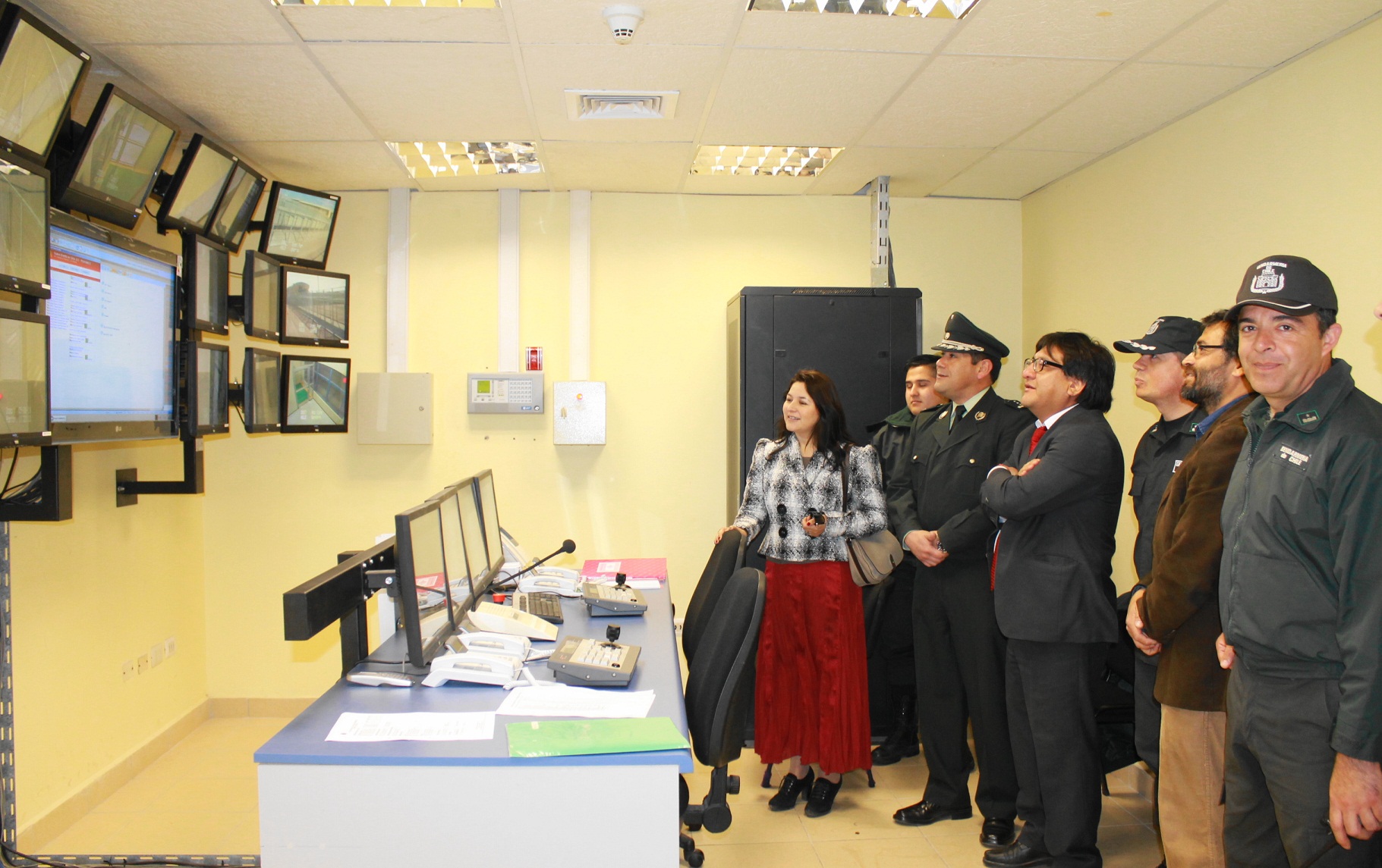 Los directivos de la Defensoria Regional revisaron la sala de televigilancia del nuevo penal junto a los funcionarios de Gendarmer&iacute;a.