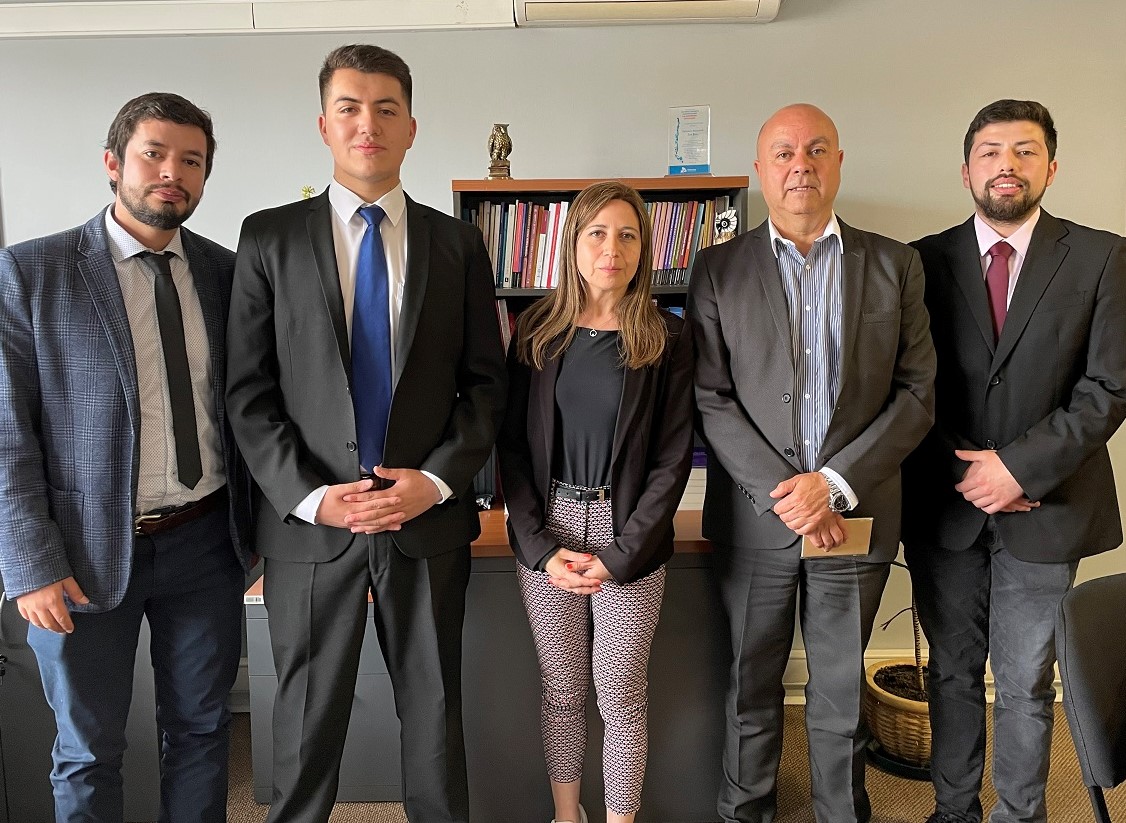 El asesor jur&iacute;dico, Juan Pablo Alday, encargado de guiar las pasant&iacute;as, la directora administrativa, Lorena Catril, y el Defensor Regional Luis Soto.