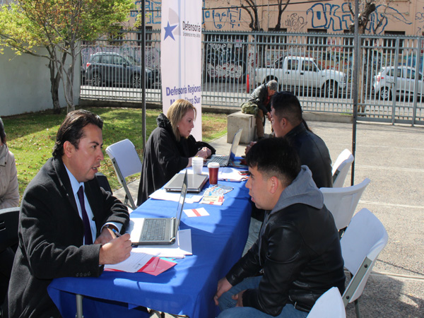 Defensores y profesionales atendieron a las personas que se acercaron a realizar sus consultas.
