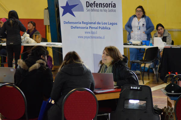 La Defensora Regional atendi&oacute; el m&oacute;dulo instalado en el Gimnasio Municipal de Puaucho.