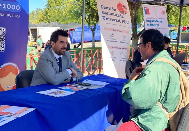 El asesor jur&iacute;dico (s), David Bahamondes, entreg&oacute; atenci&oacute;n y orientaci&oacute;n en la plaza de justicia.