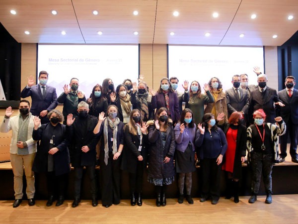 Los directivos y representantes de los distintos servicios sectoriales junto a la ministra de Justicia y Derechos Humanos, Marcela R&iacute;os.
