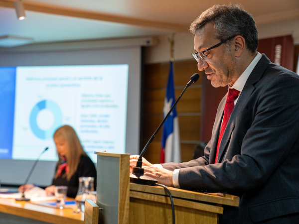 El Defensor Nacional, Carlos Mora Jano, durante su exposici&oacute;n en el seminario.