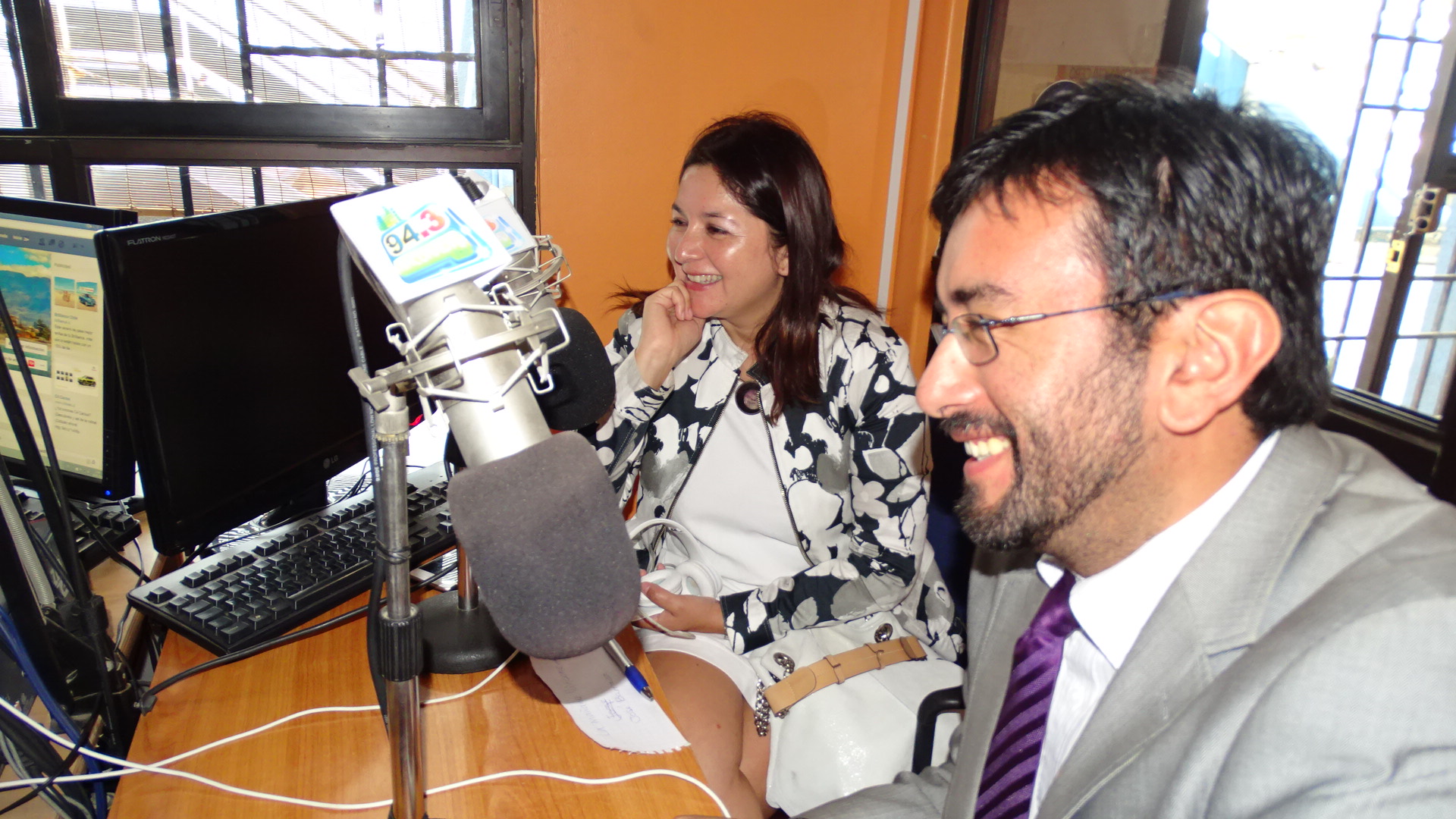 La Defensora junto al seremi de justicia en entrevista radial 