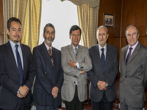 El Defensor Regional, Claudio P&eacute;rez, con los expositores y con el rector de la UV, Aldo Valle (cuarto de derecha a izquierda).