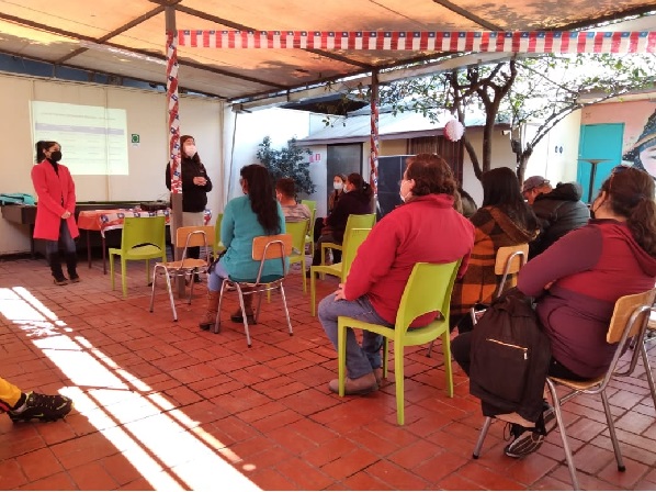 Veinte 20 familiares y 15 j&oacute;venes participaron en la charla de la defensora juvenil de Rancagua.