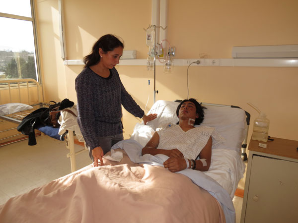 B&aacute;rbara Katz pudo comprobar que las lesiones de Erick Montoya tras su detenci&oacute;n eran graves. En la imagen, el joven en el Hospital de Angol.