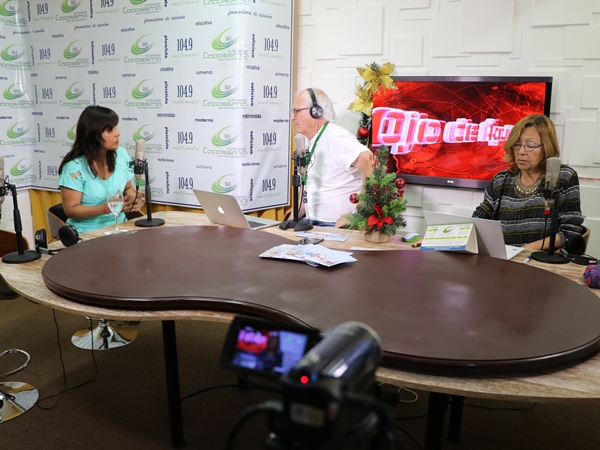 La facilitadora intercultural In&eacute;s Flores junto a los locutores Jos&eacute; Toribio y Faviola Arlegui.