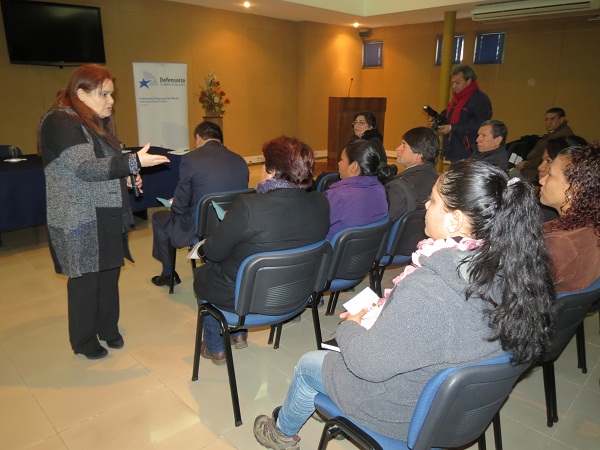 Una imagen de la charla ofrecida por la abogada Ver&oacute;nica Reyes ante inmigrantes del Maule.