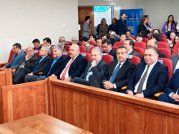 El Defensor Nacional, Carlos Mora Jano, junto a casi todos sus predecesores en el cargo.
