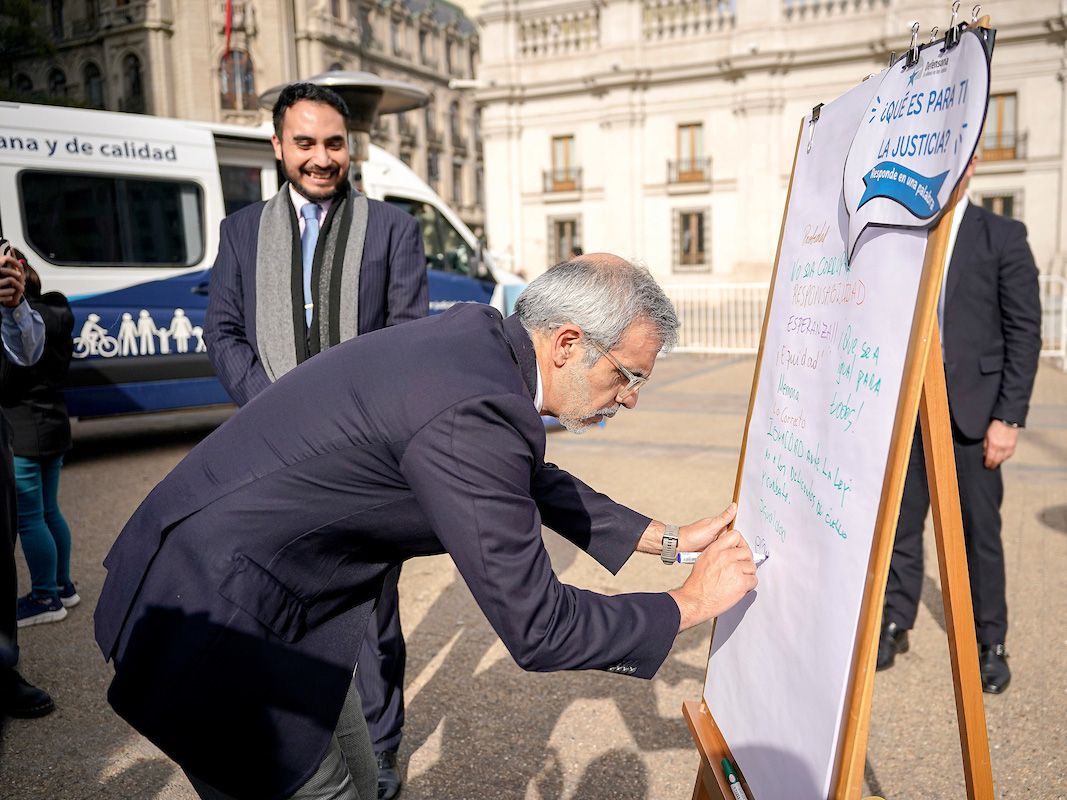 El ministro de Justicia y Derechos Humanos, Luis Cordero, contestando la pregunta: &iquest;Qu&eacute; es la justicia para ti?