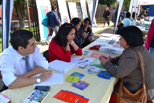 La Defensora Regional, B&aacute;rbara Katz, y el jefe de Estudios, Mario Quezada, participaron en la plaza de justicia realizada en Quepe.