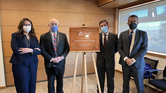 La Defensora Regional, el presidente de la Corte de Apelaciones, el seremi de Justicia y el Defensor Nacional, junto a la placa del nuevo auditorio.