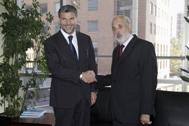 El Defensor Nacional y el Fiscal Nacional durante el saludo. 
