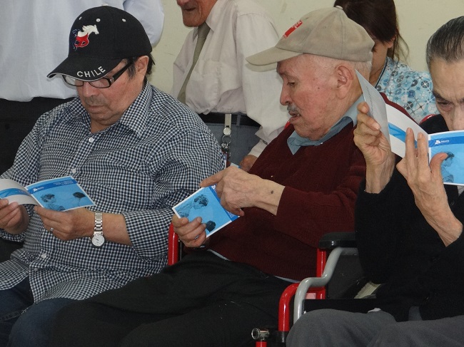 Los adultos mayores recibieron folleteria de la Defensor&iacute;a Penal P&uacute;blica.