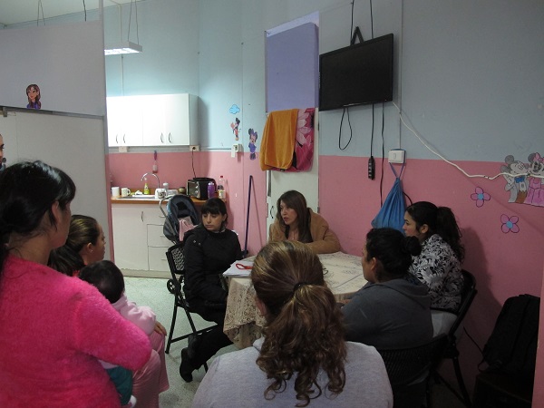 Las internas que participaron en la actividad presenciaron un video y plantearon consultas sobre el avance de sus causas.