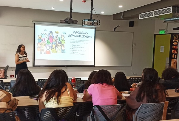 Daniela Larraguibel expuso ante las y los futuros estudiantes de derecho.