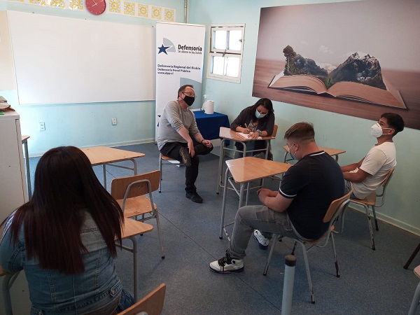 El encuentro permiti&oacute; un cercano di&aacute;logo entre los profesionales de la Defensor&iacute;a Regional del Biob&iacute;o y los adolescentes. 