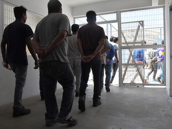 Un grupo de internos en traslado en la c&aacute;rcel de Alto Hospicio. 