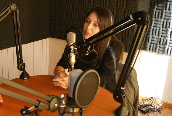 Imagen archivo defensora Beatriz Bertr&aacute;n en estudio radio de Panguipulli 