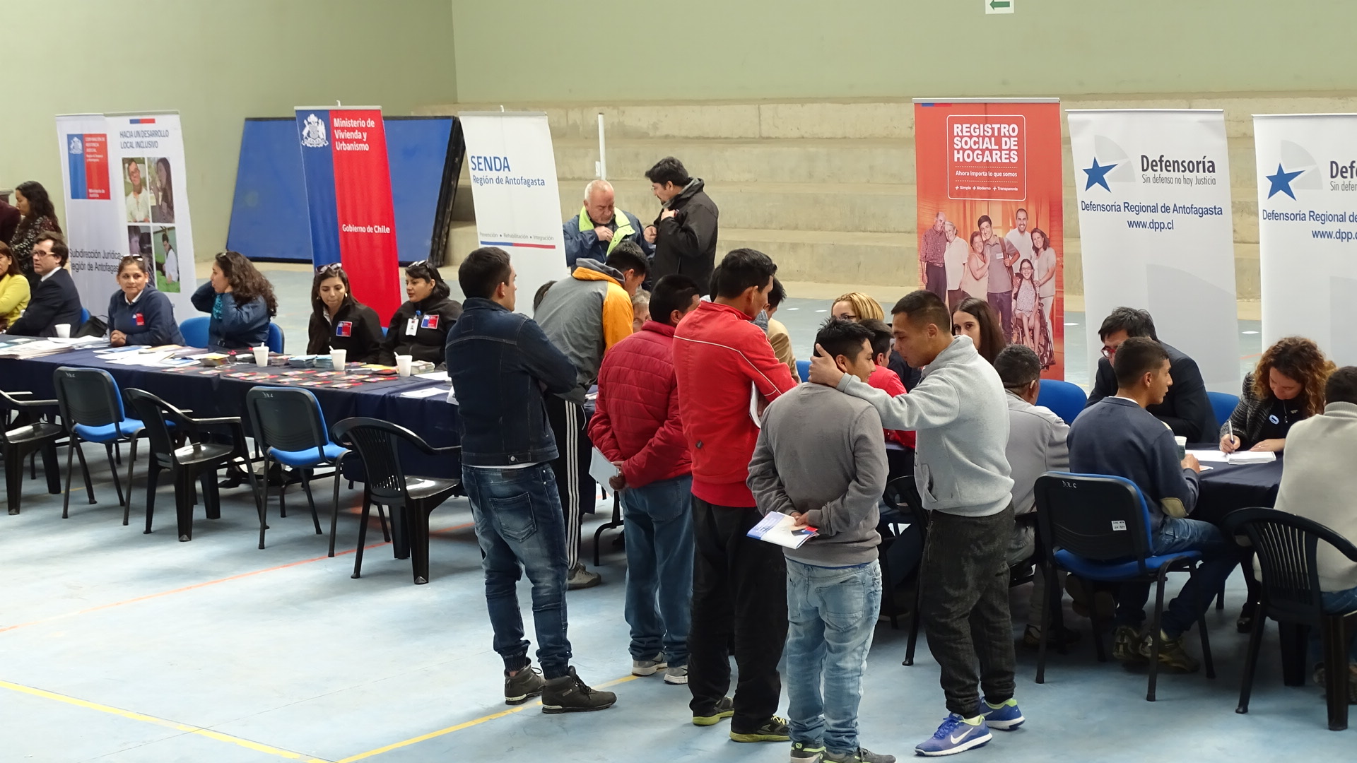 Los internos del Nudo Uribe recibieron la visita de los servicios en el gimnasio del recinto.