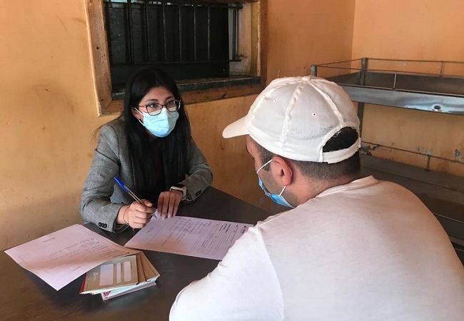 (Foto de archivo) La defensora penitenciaria Javiera Delgado Ortega realizando atenciones al interior de las c&aacute;rceles de la reg&oacute;n de &Ntilde;uble.