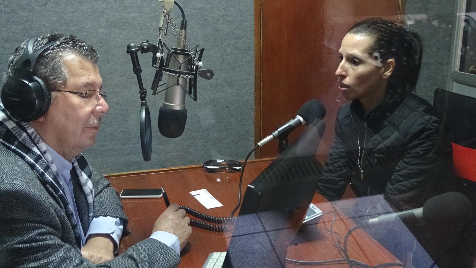 La psic&oacute;loga Golda Barrientos en entrevista de radio.