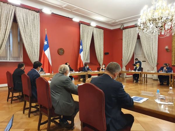 Marco Montero (a la derecha, de espaldas), durante el Consejo de Seguridad P&uacute;blica desarrollado ayer en La Moneda