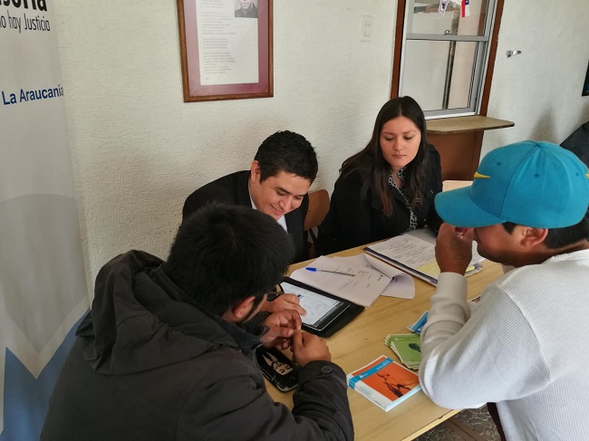 El jefe de Estudios, Mario Quezada, atendiendo a j&oacute;venes que asistieron al operativo en la hospeder&iacute;a del Hogar de Cristo.