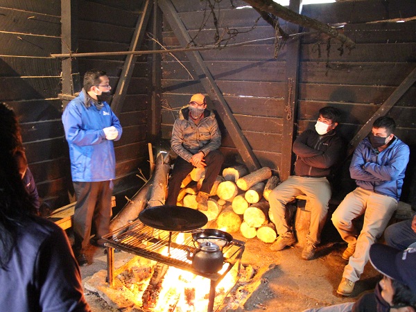 Al calor del fog&oacute;n se realiz&oacute; el productivo encuentro entre las comunidades mapuche y profesionales de la Defensor&iacute;a de Ca&ntilde;ete.