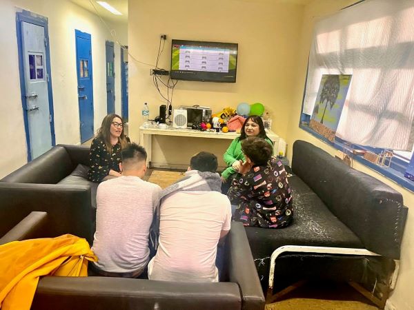 Los j&oacute;venes internos participaron activamente en el di&aacute;logo con ambas profesionales de la instituci&oacute;n.