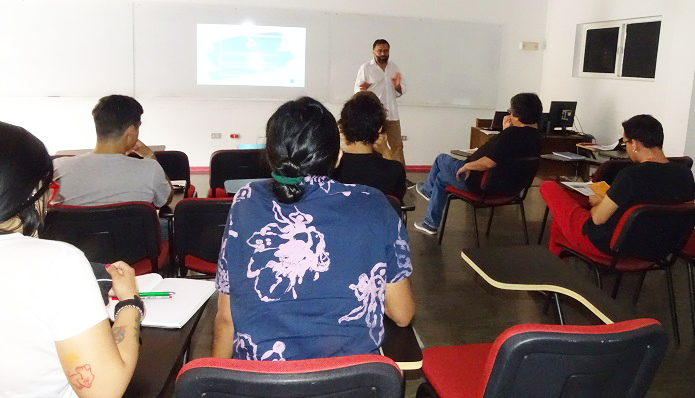 El jefe de Estudios de la Defensor&iacute;a Regional de Antofagasta, Ignacio Barrientos, en la charla a periodistas.