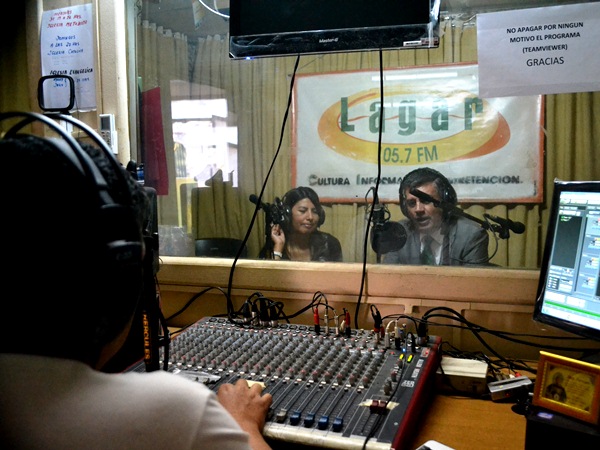 El Defensor Regional, Marco Montero, responde a las consultas en el estudio de radio Lagar de Pica.