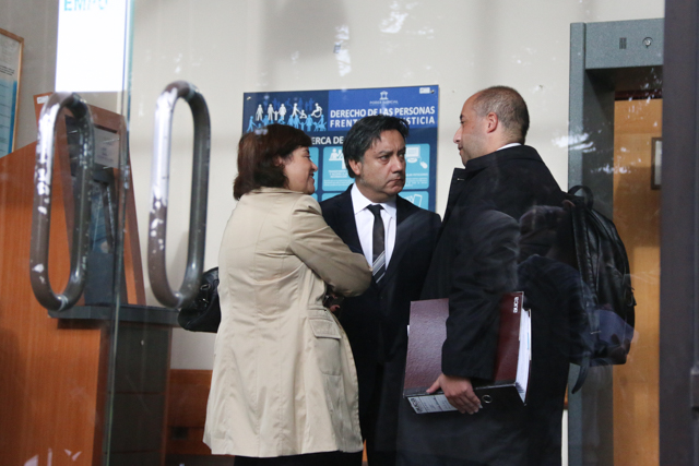 El defensor p&uacute;blico Carlos Jim&eacute;nez en la puerta del Tribunal de Garant&iacute;a de Puerto Varas.