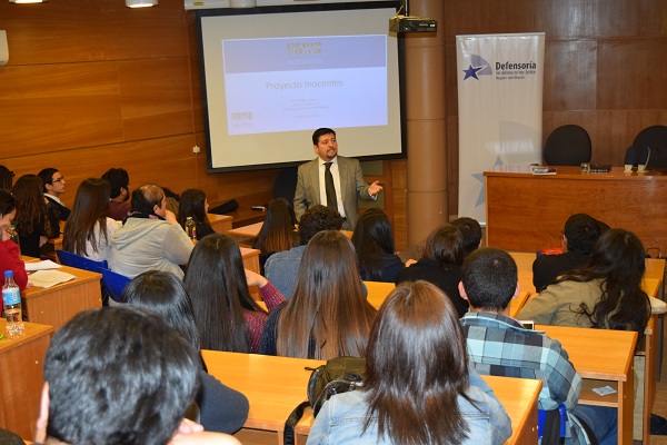 Rodrigo Jaque Inostroza, asesor jur&iacute;dico (S) de la Defensor&iacute;a Regional del Maule, expuso sobre el "Proyecto Inocentes" ante los estudiantes.